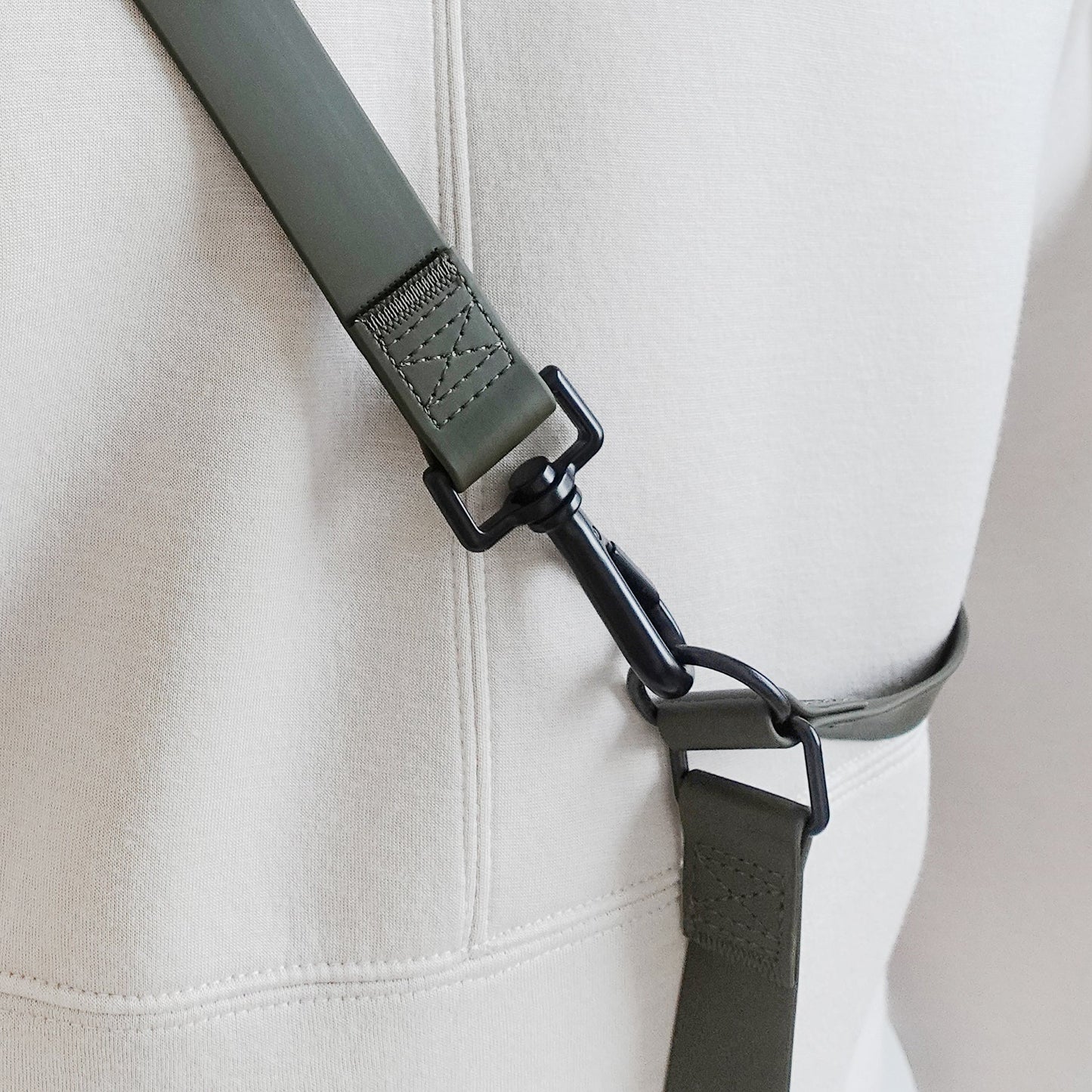 REI - Waterproof cross-body connector